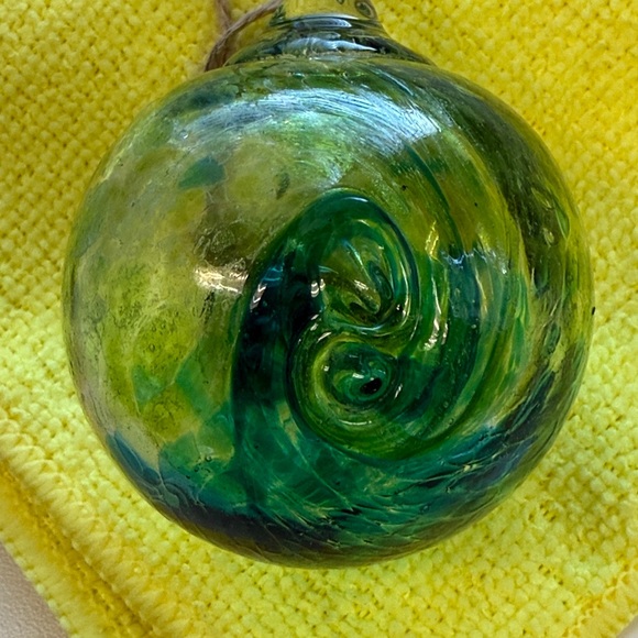NWOT LUKE ADAMS GLASS BLOWING ORB ORNAMENT SUN SWIRL 2.5” DIAMETER GREEN BLUE - Picture 4 of 6